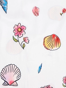 Vista dettagliata del tessuto in chiffon bianco con stampa di conchiglie e fiori