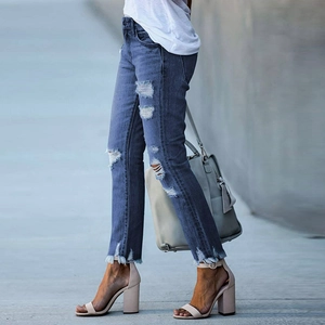 Jean skinny bleu délavé pour femme avec détails déchirés et ourlet à franges stylé