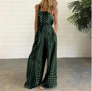 Détail de la combinaison verte à pois avec jambe large et boutons latéraux élégants