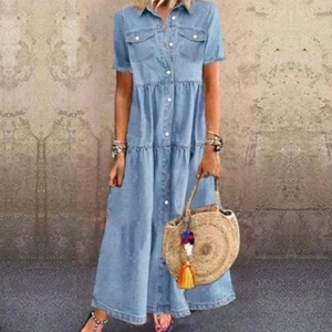 Abito lungo in denim azzurro a balze con maniche corte, colletto a camicia e bottoni