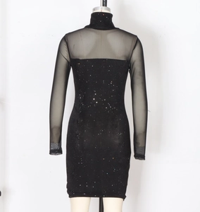 Détail du col montant et des manches en mesh sur la robe noire à paillettes moulante