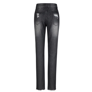 Détails des poches arrière usées et de l'ourlet effiloché sur jean gris délavé
