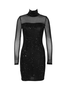 Détail du tissu scintillant et des manches en maille transparente sur cette robe noire