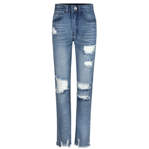 Détail du jean bleu moyen à taille haute avec déchirures et ourlets effilochés