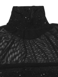 Détail du col montant et du corsage en tulle transparent avec paillettes argentées