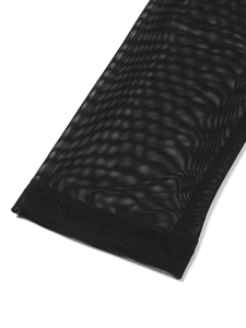 Détail du tissu en maille noire avec des coutures renforcées sur le bord de la manche