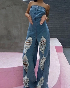 Detail von hellblauem trägerlosem Denim-Jumpsuit mit distressed Ripped-Cutout-Design