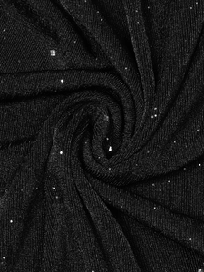 Détail du tissu en maille noire avec paillettes argentées et texture scintillante de robe