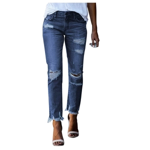 Détails de jeans déchirés et ourlet à franges irrégulier sur un jean bleu ajusté