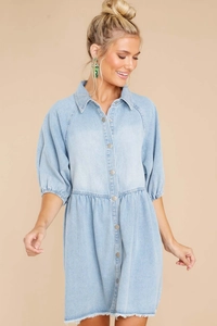 Details eines hellblauen Jeanskleides mit Puffärmeln und ausgefranstem Saum im Used-Look