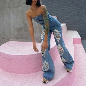 Damen Denim Jumpsuit trägerlos in Blau mit modischen Rissen und weitem Beinschnitt