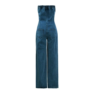 Rückansicht eines dunkelblauen Jeans-Jumpsuits mit aufgesetzten Taschen und weitem Bein