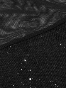 Détail du tissu en maille noire avec paillettes argentées pour robes de soirée
