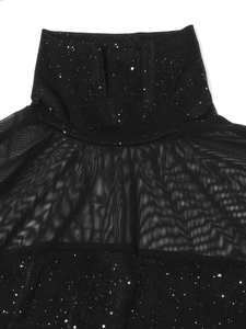 Détail du col montant avec tissu à paillettes et patchwork de tulle sur robe noire