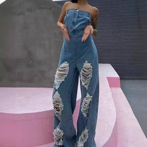 Sexy blauer Denim Jumpsuit schulterfrei mit weitem Bein und Distressed-Look