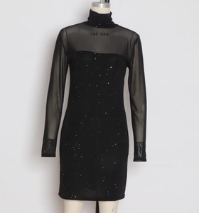 Détail du col montant en tulle et manches avec bustier scintillant à paillettes fines