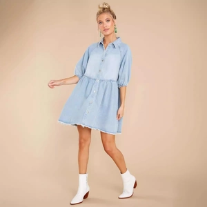 Damen Jeanskleid in Hellblau mit Puffärmeln, Knopfleiste und ausgefranstem Saum