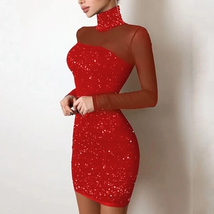 Robe rouge scintillante à sequins avec col montant et empiècement en résille pour fête