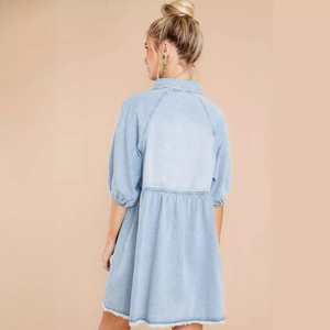 Damen Hellblaues Jeanskleid mit Puffärmeln Rückansicht und ausgefranstem Saum