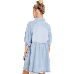 Hellblaues Babydoll-Jeanskleid mit halblangen Laternenärmeln und ausgefranstem Saum