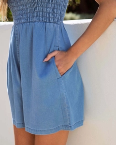 Dettaglio della vita arricciata e tasca laterale su vestito estivo in denim blu
