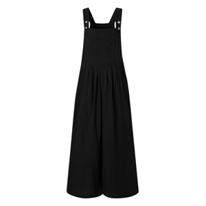 Détail d'une combinaison large noire montrant des boutons en bois et un tissu lin