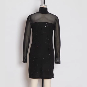 Robe courte moulante noire à col montant avec manches en tulle et paillettes
