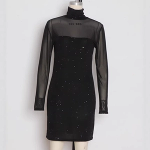 Robe noire moulante à col montant avec manches en résille et paillettes violettes