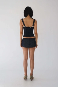 Vue arrière du haut corset en jean bleu foncé avec lacets et ensemble mini-jupe assorti