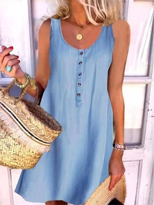 Détail de la robe sans manches bleu clair avec boutons et coupe décontractée au genou