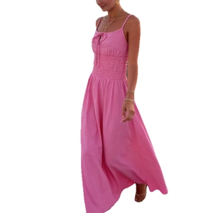 Abito lungo estivo rosa acceso con spalline sottili, laccetto frontale e vita elastica