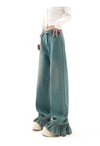 Détail de la taille à volants et de l'ourlet large du jean vintage bleu clair à jambes larges