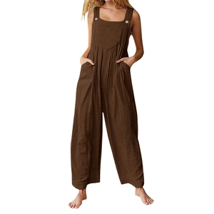 Détail d'une combinaison large en lin et coton marron foncé avec boutons et poches