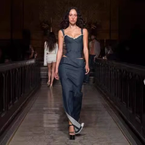 Ensemble denim bleu marine avec corset en dentelle et jupe longue fendue sur podium