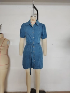 Détails d'une robe en jean bleu foncé avec col, boutons en métal et ceinture à boucle D
