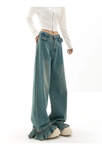 Détails des bords à volants et coupe large de ce jean en denim délavé bleu clair