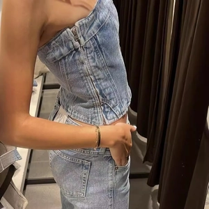 Slim fit denim tube top with side zipper and washed blue jeans in a retro style