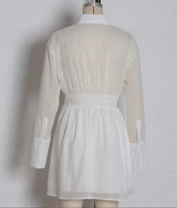 Vue arrière d'une robe chemise blanche à manches longues avec plis à la taille