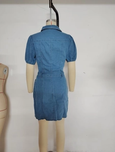 Vue arrière d'une robe en jean bleu moyen avec manches bouffantes et taille cintrée