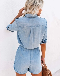 Vista posteriore della tutina di jeans azzurro con vita elastica e tasche utility