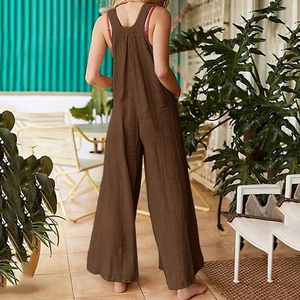 Photo extérieure d'une combinaison marron pour femme avec jambes larges et dos nageur