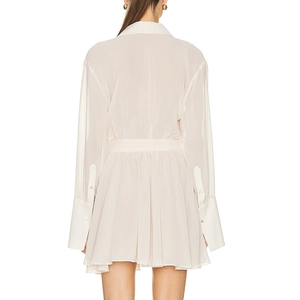 Robe chemise ivoire à manches longues avec taille cintrée, vue arrière élégante