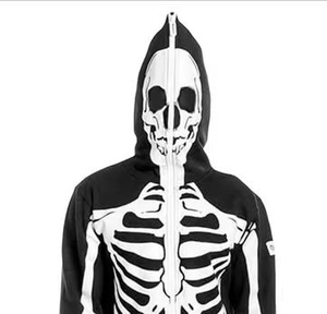 Détail d'un sweat à capuche noir avec imprimé squelette blanc et capuche masque de crâne