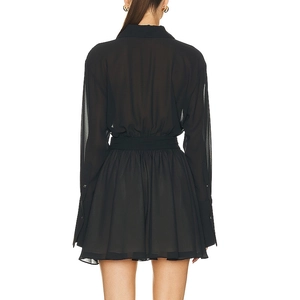 Vue arrière d'une robe chemise noire à manches longues et taille haute en mousseline