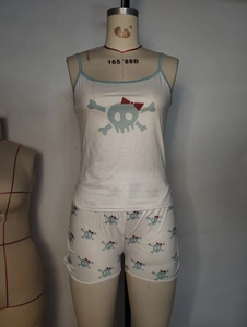 Detailansicht des weißen Baumwoll-Loungesets mit Totenkopf-Print und hellblauem Saum