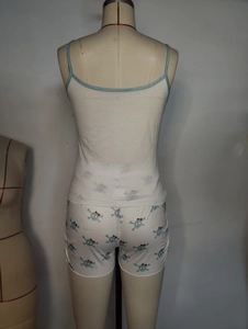 Rückansicht eines Zweiteilers mit Camisole und blauem Totenkopf-Print-Shorts auf einer Schaufensterpuppe
