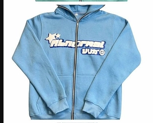Detail eines hellblauen Zip-Hoodies mit Schaumdruck und vorderen Kängurutaschen