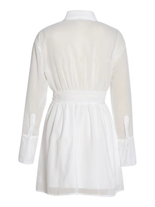 Vue arrière d'une robe chemise blanche à manches longues avec taille ajustée et poignets