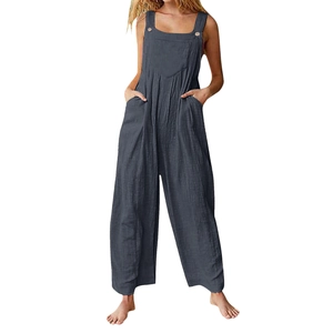 Détail d'une combinaison en coton et lin gris foncé avec de grandes poches et des jambes larges