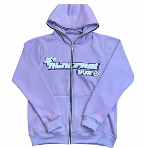 Nahaufnahme von lavendelfarbenem Kapuzenpullover mit Abnormal-Grafik und Rippbündchen